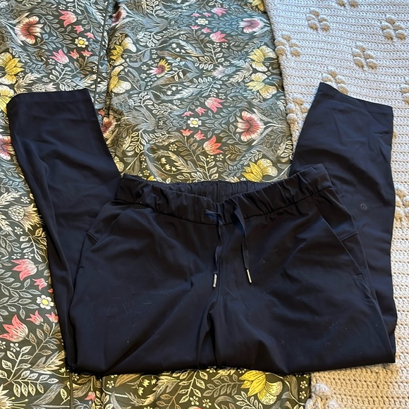Lululemon on the fly pant size 8 - Picture 1 of 4